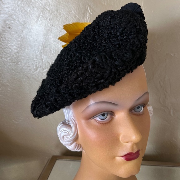 RARE 1940\'s BLACK MOUTON BERET WITH GROSGRAIN ROSETTE & YELLOW CURLY FEATHERS main image 7